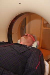 Voordat een CT-scan van uw hersenen wordt gemaakt, wordt met infrarood licht bekeken of u goed in het midden van het apparaat ligt. 