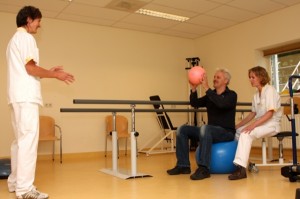 Samen met de fysiotherapeuten (mw. C. Romme en mw. A. Kwast) kunt u uw evenwicht oefenen.